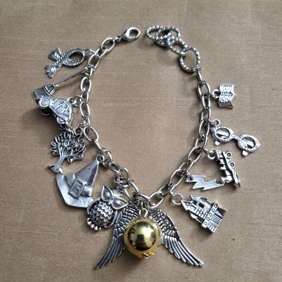 Harry Potter themed charm bracelet - Picture 1 of 4